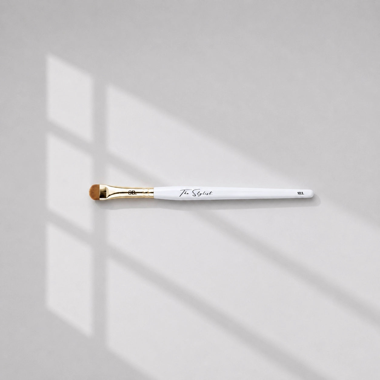rounded flat synthetic bristles brow concealer brush stylist 103 close-up